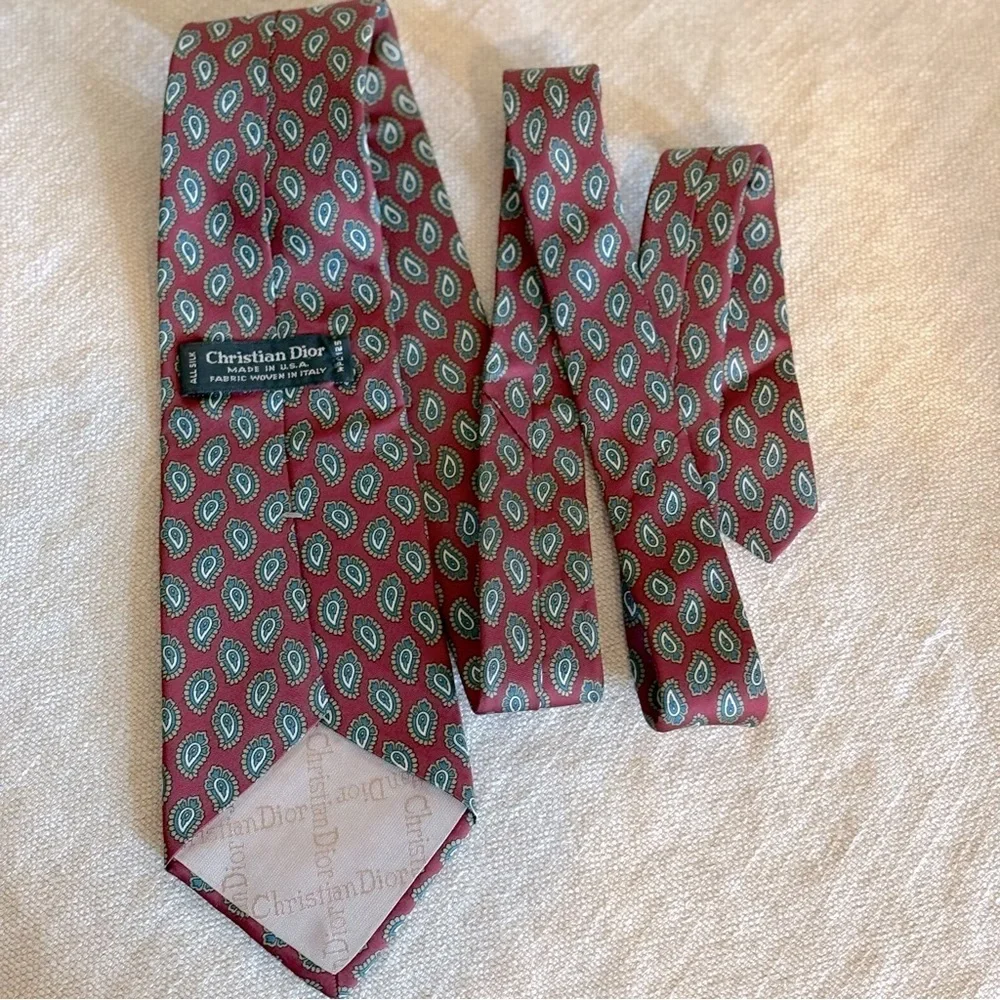 Christian Dior Elegant Red Paisley Men's Tie Made in Italy 56”